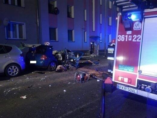 Pijany 20-latek roztrzaskał volkswagena o ścianę bloku.