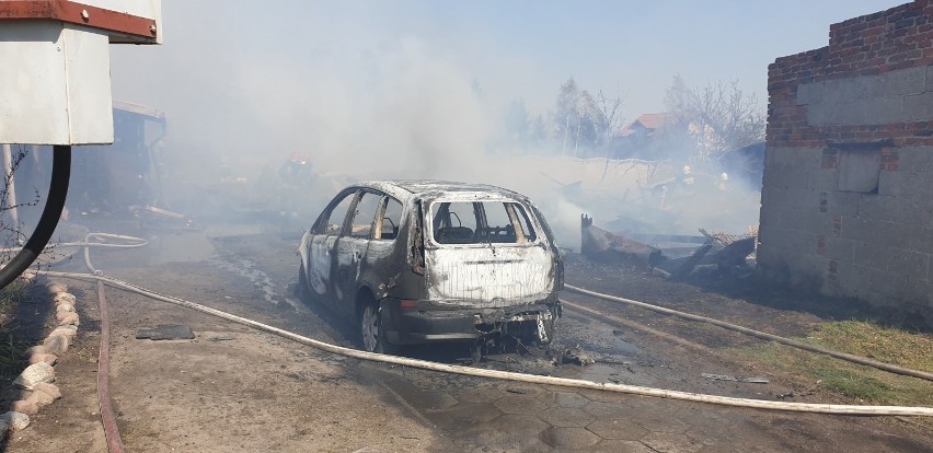 Pożar w Dąbrówce Tczewskiej oraz Turzu 23.04.2019. Spłonęła stodoła, 2 auta i dach domu [ZDJĘCIA]