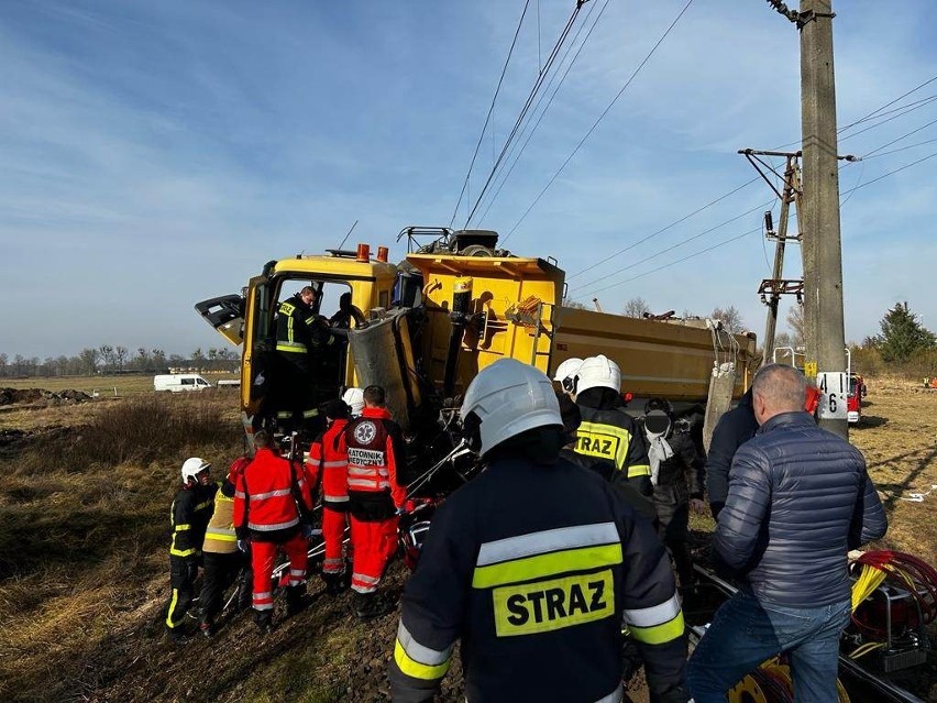 W Tychowie doszło do zderzenia ciężarówki z pociągiem.