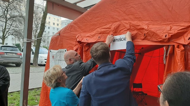 Namiot przed Szpitalem Powiatowym ZOZ w ŚwiętochłowicachZobacz kolejne zdjęcia. Przesuwaj zdjęcia w prawo - naciśnij strzałkę lub przycisk NASTĘPNE