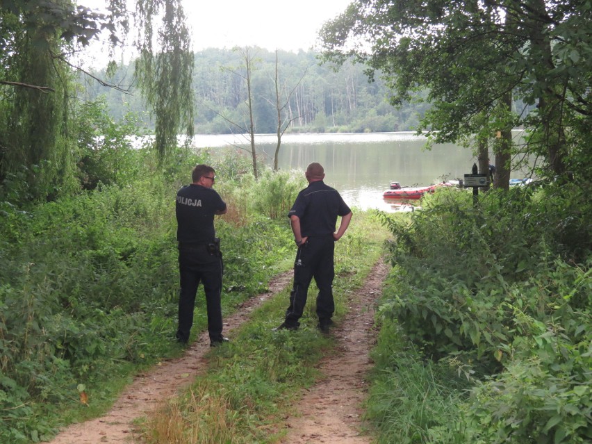 Policjanci i strażacy w poszukiwaniu 22-letniego Dawida...