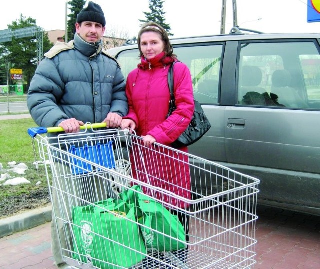 - Już widać, że w sklepach jest drożej. Mimo wszystko pewnie wydamy na przygotowanie świąt podobną kwotę jak co roku - mówią państwo Kołpaczewscy z Łomży.