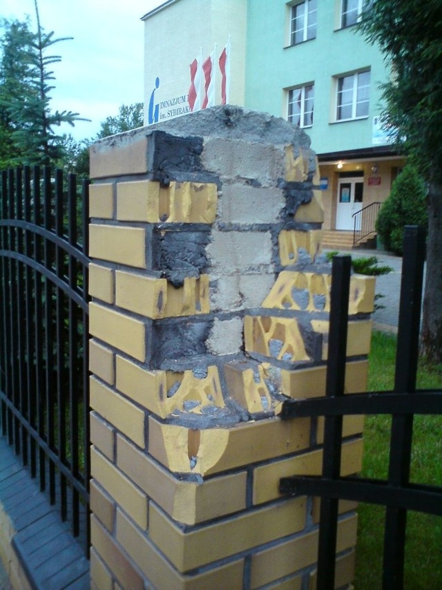 W piątkowy wieczór piorun uderzył w ogrodzenie Gimnazjum nr. 2 w Augustowie im. Sybiraków