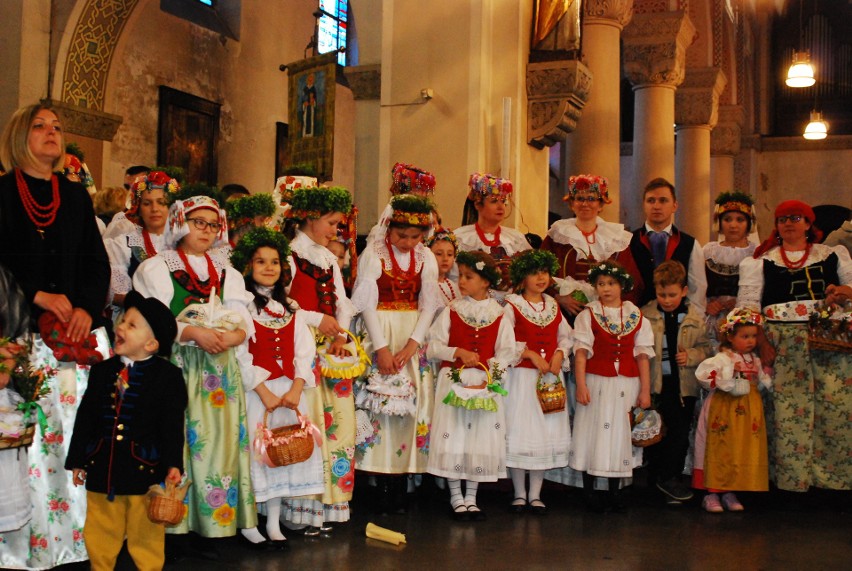 W Bytomiu-Rozbarku święcili pokarmy wielkanocne w strojach...