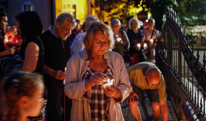 Protest przeciwko zmianom PiS w sądownictwie przed gmachem...