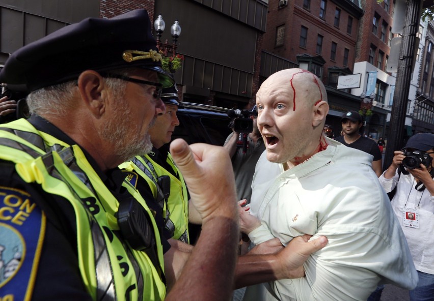 Zamieszki USA. Protest przeciwko rasizmowi i nacjonalizmowi w Bostonie, starcia z policją [ZDJĘCIA]