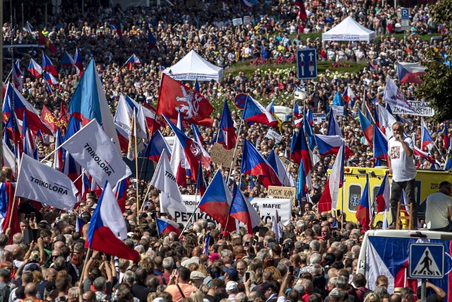 Wielu demonstrantów przyniosło czeskie flagi, niektórzy także bębny i transparenty