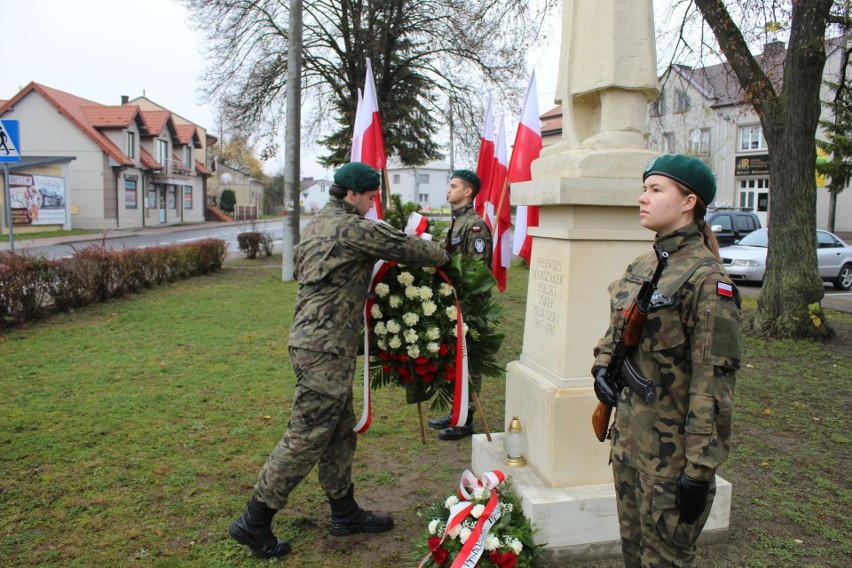 Następnie złożono kwiaty pod pomnikiem Piłsudskiego