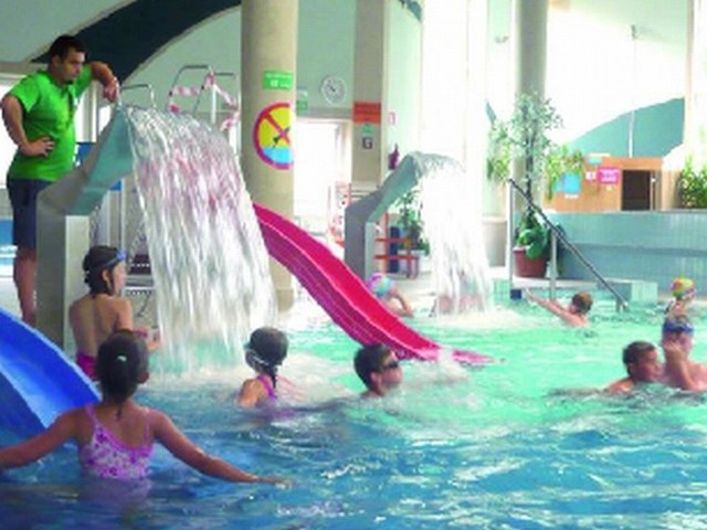 Na półkoloniach dzieci pływają w basenie lub biorą udział w wycieczkach.
