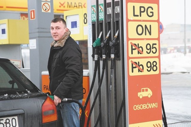 Benzyna i tak jest za droga – mówi Tomasz Pac z Białegostoku, który wczoraj tankował swój samochód na jednej z białostockich stacji.