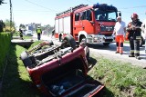 Wypadek w gminie Miedziana Góra. Opel dachował w rowie  [ZDJĘCIA, WIDEO]