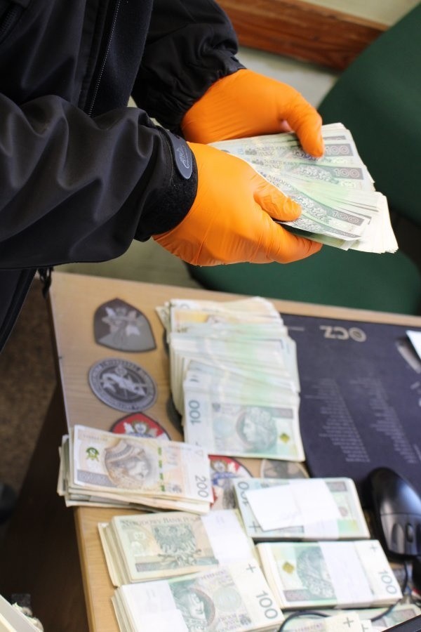 Wyłudzili "na policjanta" 100 tysięcy złotych od seniorki z Grębowa. Kurier oszustów zatrzymany