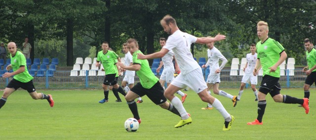 Wiślanie (białe stroje) tydzień temu ulegli 0:1 Wiślance Grabie