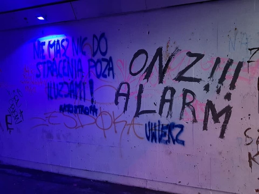 Katowice: Tunel między Wojewódzką a Tylną Mariacką - Bomba demograficzna! Szczyt klimatyczny! - takie napisy widnieją na ścianach 
