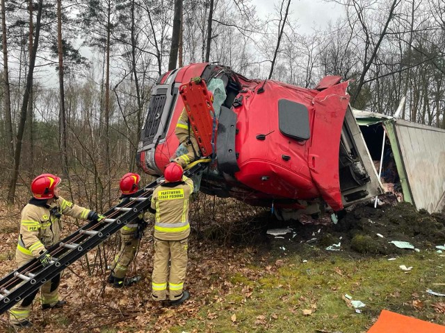 Tir w rowie na trasie Żary - Żagań. Strażacy wyciągali kierowcę z kabiny