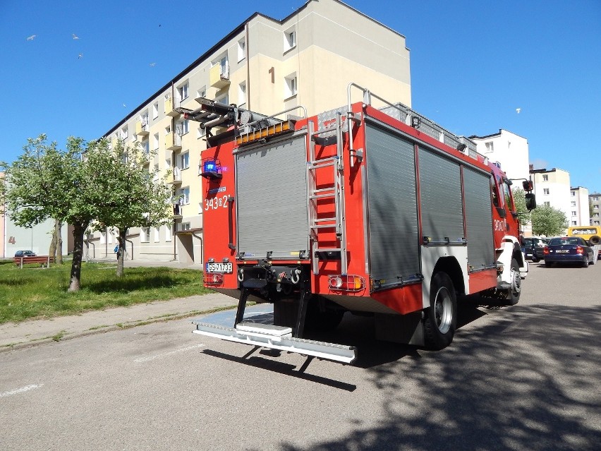 W Ustce na ulicy Bałtyckiej strażacy otworzyli mieszkanie, w...