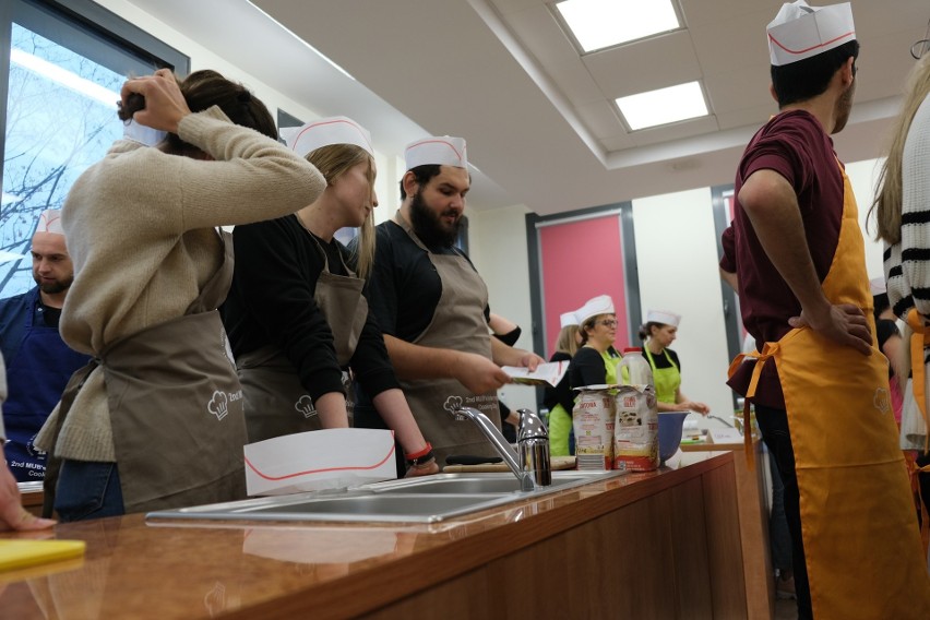 Niecodzienne smaki kuchni całego świata. Międzynarodowy Dzień Gotowania w UMB (FOTO)