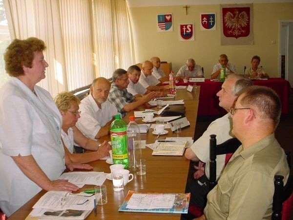 - Umowa z Dodoni nie zabezpiecza interesów gminy - uważają radni z Suchedniowa. Na fotografii druga od lewej Ewa Antosik.