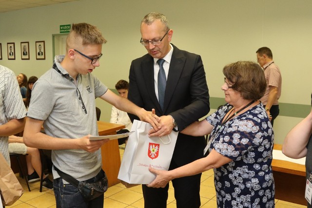 Ostrołęka. Zbiórka makulatury i baterii w szkołach - podsumowanie konkursów w urzędzie miasta. 07.06.2019