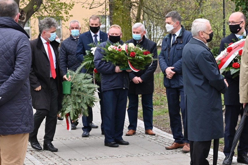 Uroczystości 1 maja w Kielcach. Przed tablicą upamiętniającą powstanie „Solidarności” tradycyjnie złożono kwiaty (ZDJĘCIA)