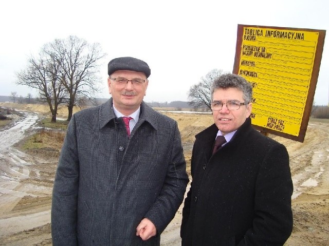 Stanisław Tomczyszyn, członek zarządu województwa lubuskiego i Jacek Sauter, burmistrz Bytomia na budowie bytomskiego wału.