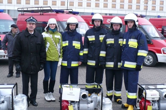 Druhowie z Chlewisk z bezcennym darem od Orkiestry. Od lewejdruhowie: Robert Gałązka, prezes Ochotniczej Straży Pożarnej w Chlewiskach, Aneta Pląsek, Andrzej Krupa, Paweł Gałązka i Michał Gonerka.