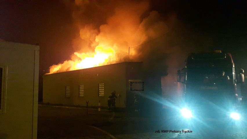 Pożar hali w Piekarach Śląskich