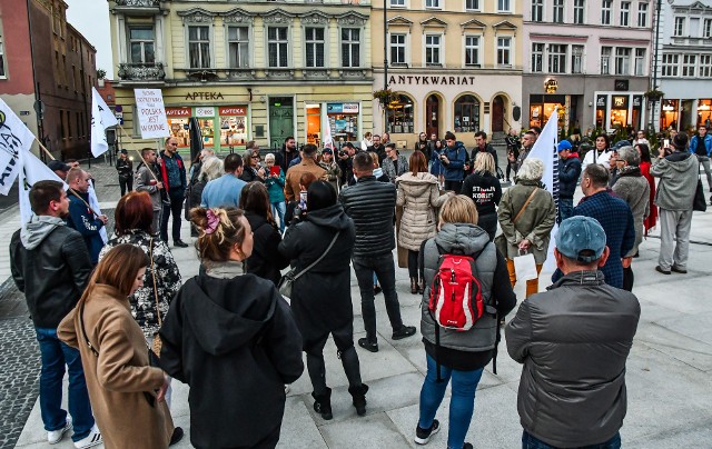 Przedsiębiorcy, ale nie tylko, protestowali w piątek (14.10) na Starym Rynku w Bydgoszczy przeciwko drożyźnie, która rujnuje ich firmy. Protest nie zgromadził rzeszy osób, co przyznała sama organizatorka, Katarzyna Borkowska-Kiss, właścicielka bydgoskiej kawiarni "Fanaberia".