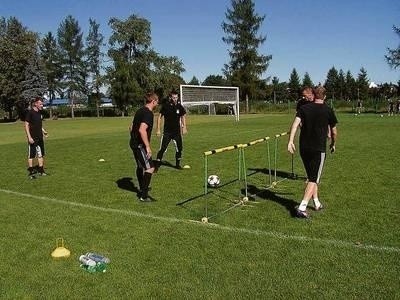 Czwartkowy trening piłkarzy Sandecji wypełniła głównie gra w tzw. siatkonogę Fot. (DW)