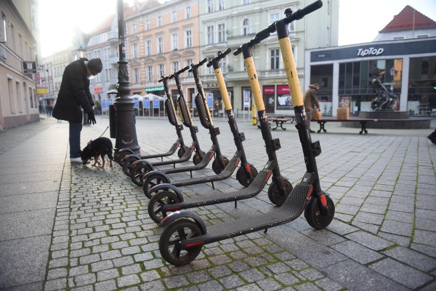 Toruń wprowadzi opłaty za usuwanie hulajnóg, które dziś...