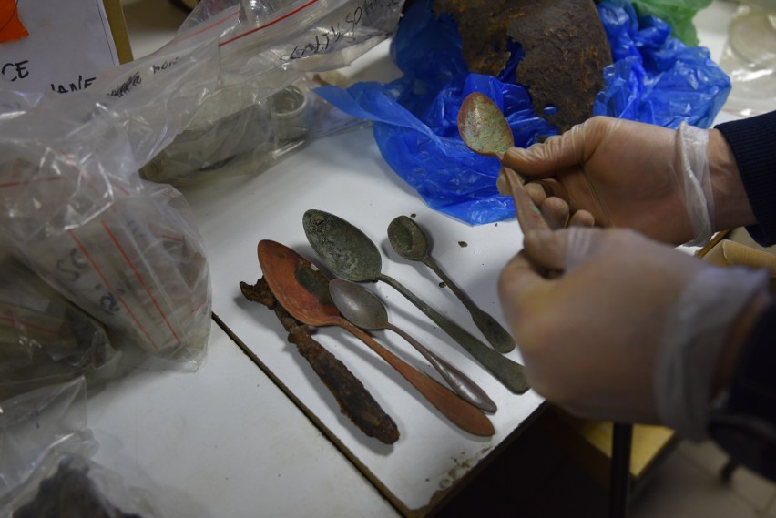 Odnaleziono artefakty z porcelany, monety, zabytki metalowe:...