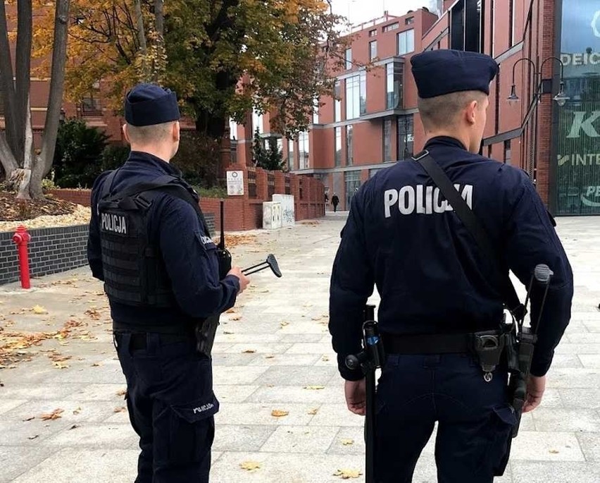 Na mieście są policjanci z długą bronią.