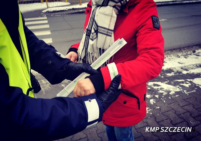 Funkcjonariusze szczecińskiej drogówki rozdawali pieszym odblaski. Ma to pomóc w zachowaniu bezpieczeństwa na drogach