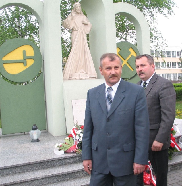 Kwiaty pod pomnikiem złożył między innymi Zbigniew Buczek, prezes zarządu Kopalni Machów. (z prawej)