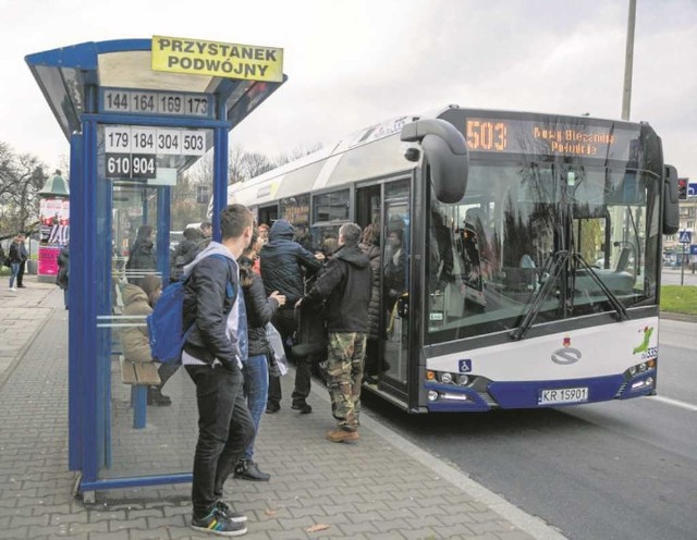 Przystanek przy Rondzie Matecznego nie chroni przed deszczem