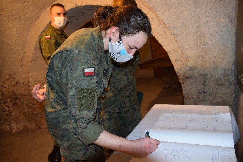 Terytorialsi i studenci Wojskowej Akademii Technicznej zwiedzili Sandomierz. Byli pod wrażeniem słynnych zapiekanek