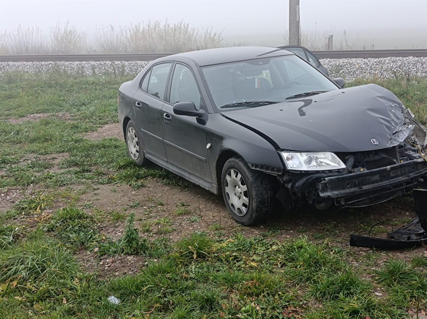 Wypadek na przejeździe kolejowym za Goworowem, 27.10.2022. Samochód wjechał pod pociąg. Zdjęcia