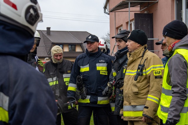 80. strażaków ratowników z terenu gminy Daleszyce uczestniczyło w gminnych ćwiczeniach jednostek ochotniczych straży pożarnych z zakresu gaszenia pożarów, a także udzielania pomocy w wypadkach komunikacyjnych. Zobaczcie kolejne zdjęcia.
