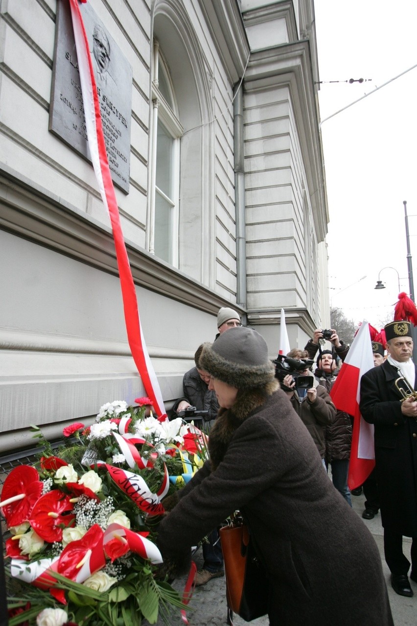 Tablica pamiątkowa Sławomira Skrzypka odsłonięta w VIII LO w Katowicach [ZDJĘCIA]