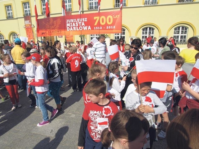 W Dałowie już od wielu miesięcy trwają przygotowania do obchodów jubileuszu 700-lecia. Więszkość imprez &#8211; jak widoczny na zdjęciu Bieg Flagi &#8211; odbywa się z charakterystycznym logo. 