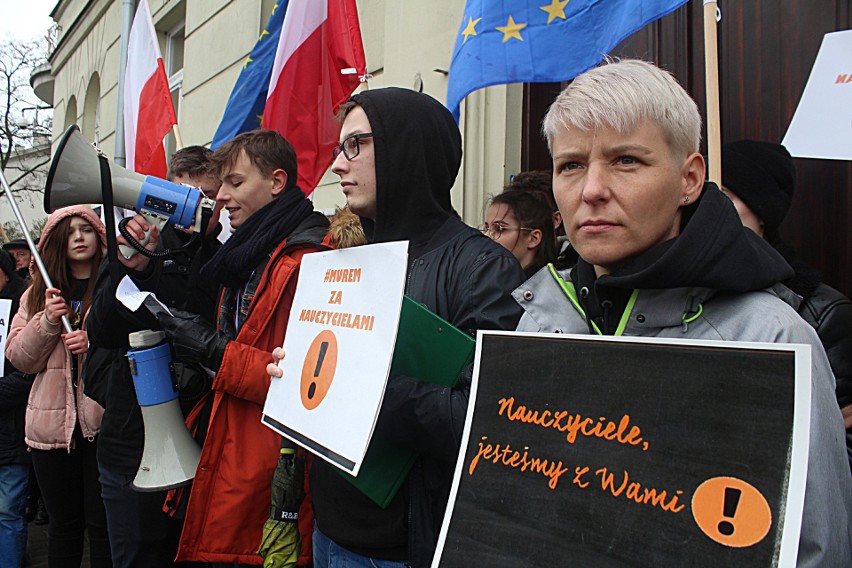 Strajk uczniowski pod lubelskim kuratorium oświaty w geście poparcia dla strajku nauczycieli (ZDJĘCIA)