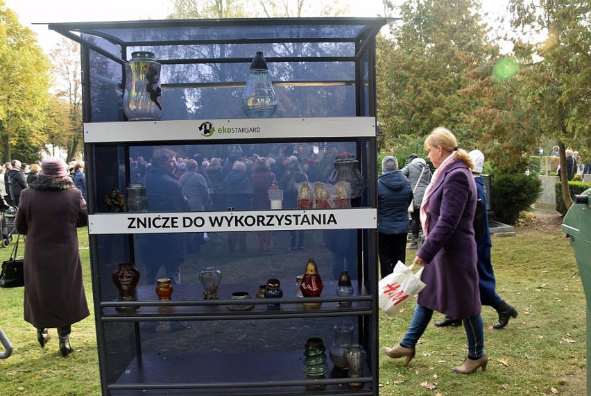 Na stargardzkich cmentarzach można segregować śmieci, ale nie jest to takie proste