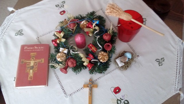 Stół nakryty na przyjście księdza, na białym obrusie ma być krzyż, świeca, woda święcona i Pismo Święte