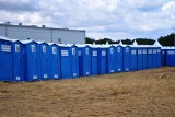 PolAndRock Festiwal 2019. Na polu w Kostrzynie są już dziesiątki przenośnych toalet, kontenerów i ogrodzenia. Podłączono też wodę