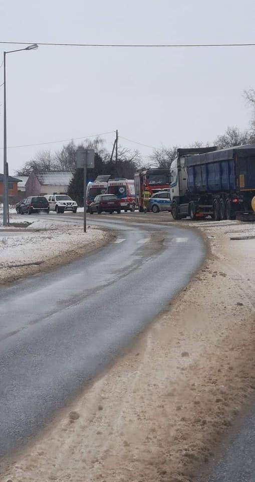 Ślisko na drogach! W Szwarszowicach auto wypadło na pobocze. W środku było dziecko. Zobaczcie zdjęcia