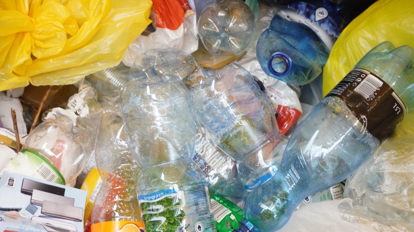 W skali światowej zaledwie ok. 9% plastikowych śmieci...