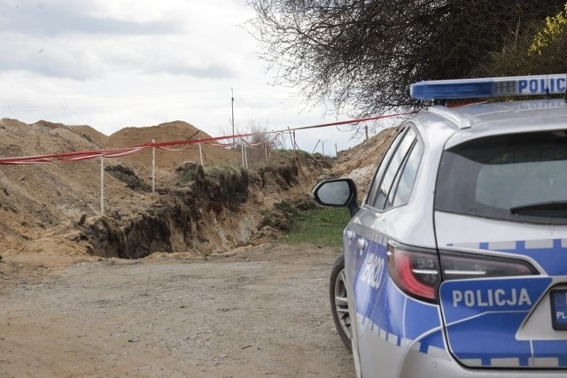 Policjanci zabezpieczają miejsce, w którym odnaleziono ludzkie kości