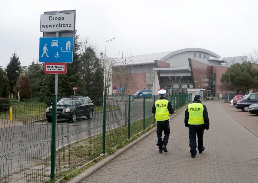 Podejrzenie koronawirusa w polickiej szkole. Kwarantanna w internatach. Zespół Szkół im. Ignacego Łukasiewicza w Policach jest otoczony