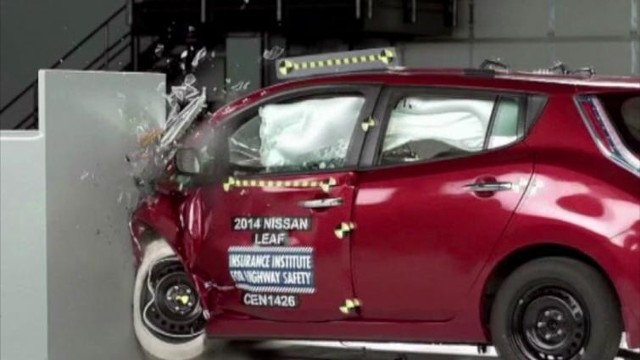 Crash test Nissana Leafa. Po wypadku nie pozostaje z tego auta zbyt wiele (WIDEO)