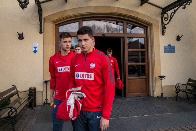 Bartosz Kapustka przed hotelem Turówka w Wieliczce w drodze na mecz kadry U-21 z Włochami